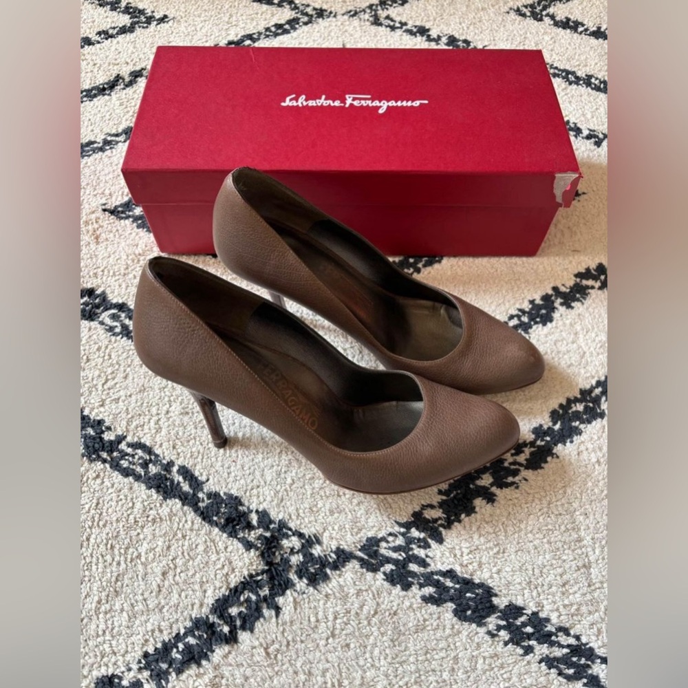 EUC Salvatore Ferragamo Leather Heels (Size 37 B)